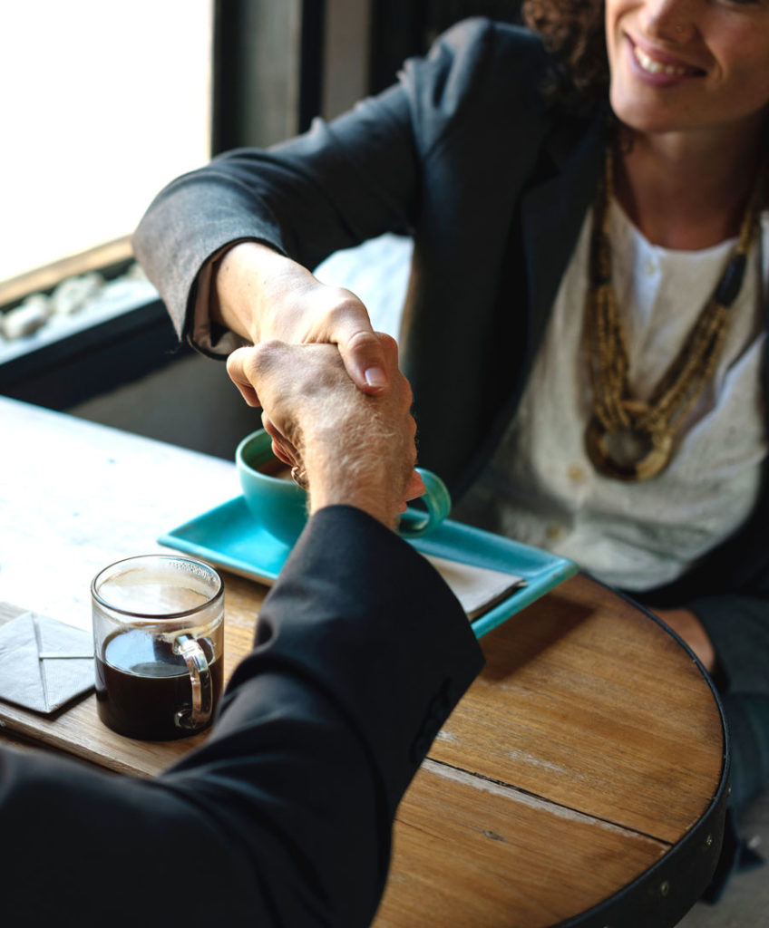 Девушка жмет руку